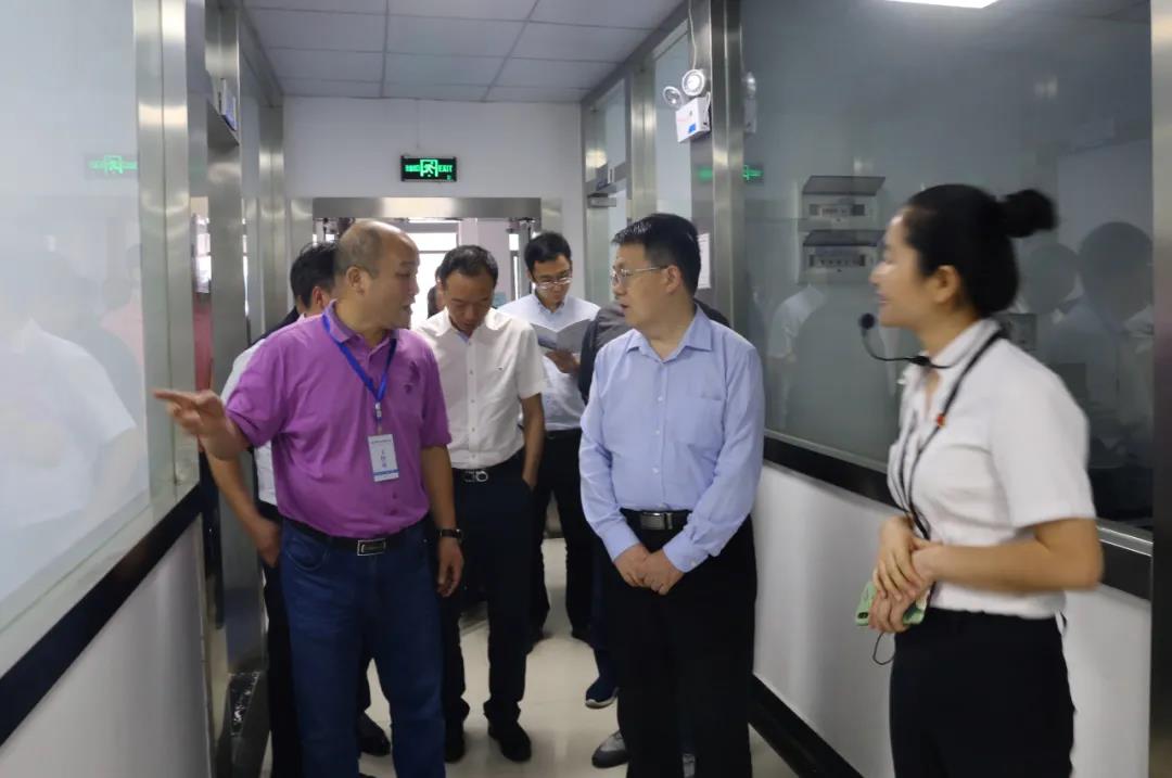 國(guó)家發(fā)改委副司長(zhǎng)邱天朝蒞臨聰廚調(diào)研指導(dǎo)工作 國(guó)家發(fā)改委副司長(zhǎng)邱天朝蒞臨聰廚調(diào)研指導(dǎo)工作