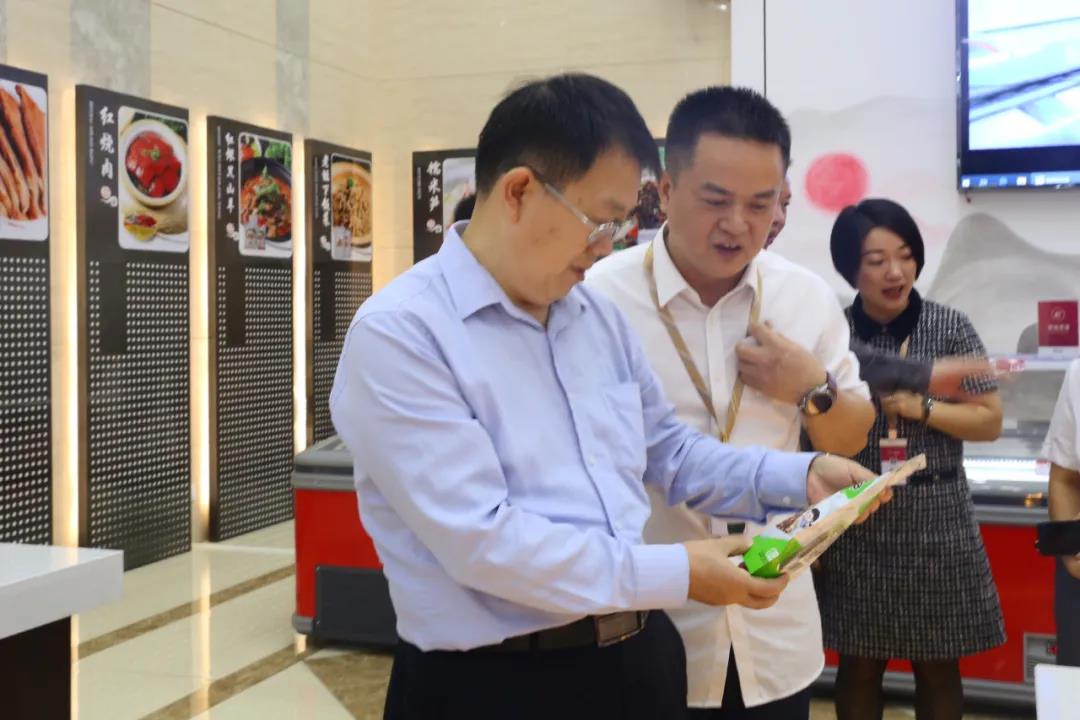 國(guó)家發(fā)改委副司長(zhǎng)邱天朝蒞臨聰廚調(diào)研指導(dǎo)工作 國(guó)家發(fā)改委副司長(zhǎng)邱天朝蒞臨聰廚調(diào)研指導(dǎo)工作