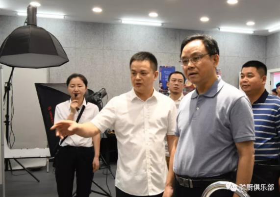 湖南省市場(chǎng)監(jiān)督管理局長(zhǎng)向曙光一行蒞臨聰廚參觀指導(dǎo) 湖南省市場(chǎng)監(jiān)督管理局長(zhǎng)向曙光一行蒞臨聰廚參觀指導(dǎo)